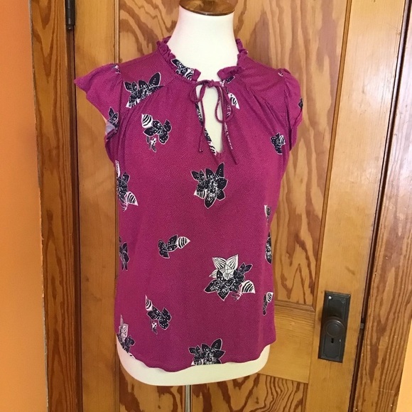 Fuchsia floral feminine sleeveless top - Picture 5 of 9